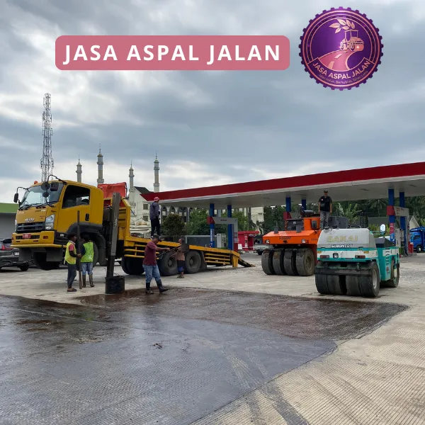 Proses Tack Coat (lapis perekat) pada jalan yang sudah dibersihkan
