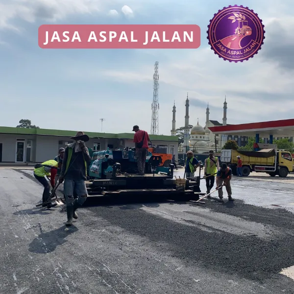 Proses menghampar (menyebarkan), , sekaligus melakukan pemadatan awal aspal panas (hot mix)