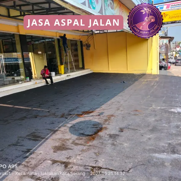 Pengaspalan jalan kawasan industri di Serang dengan aspal hotmix tahan lama