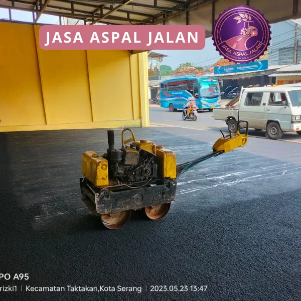 Alat berat pengaspalan digunakan pada proyek jasa aspal jalan Serang