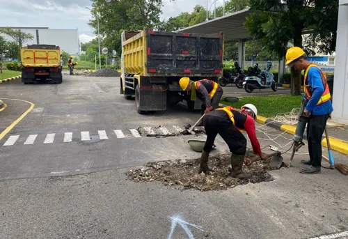 Pengerjaan jasa pengaspalan murah di Semarang dengan aspal hotmix oleh tim profesional
