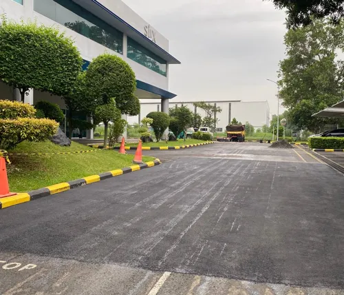 Pekerjaan lapisan AC-Base sebagai pondasi jalan sebelum pengaspalan hotmix di Semarang
