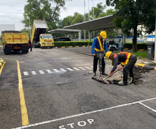 Proses penghamparan aspal hotmix pada proyek pengaspalan jalan di Kota Semarang
