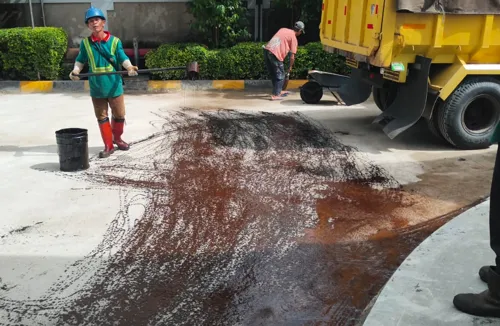 Perataan base sebelum pengaspalan jalan Parung Panjang