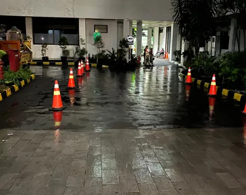 Tim profesional mengerjakan pengaspalan jalan lingkungan di Kota Bogor dengan hasil rapi dan padat