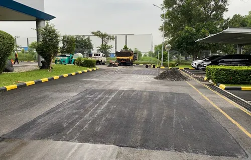 Hasil akhir pengaspalan jalan yang rapi dan rata di wilayah Semarang
