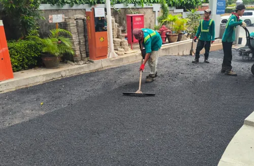 Proses finishing permukaan jalan aspal di Parung Panjang