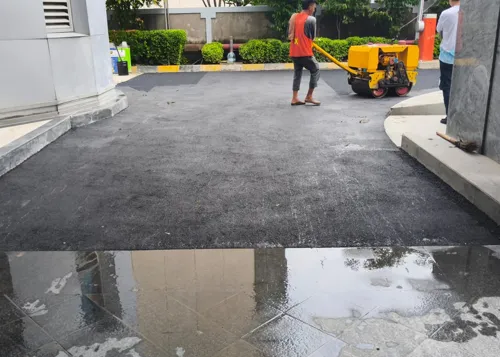 Pengaspalan jalan akses pabrik wilayah Parung Panjang