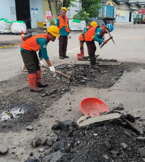 proses perombakan jalan beton untuk penuangan coat dan pengaspalan