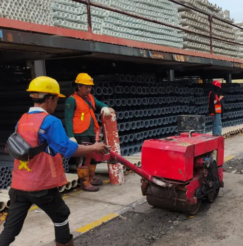 Proses perataan jalan rusak untuk pengaspalan, dengan deal harga aspal terbaik