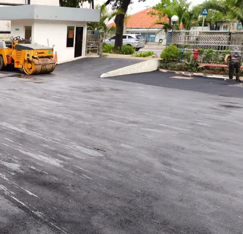 hasil pekerjaan aspal buton yang sedang diratakan