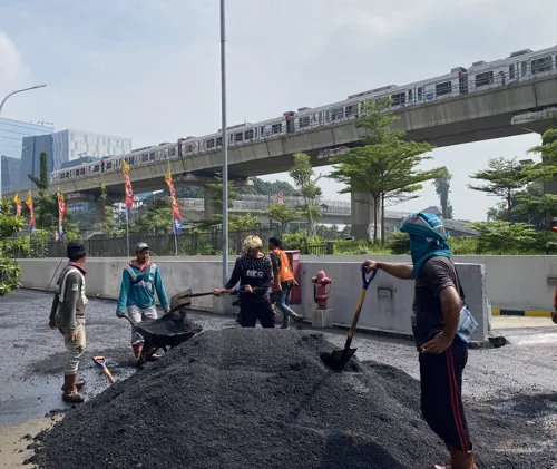 Aspal terbuat dari campuran bitumen minyak bumi dan agregat batu serta pasir