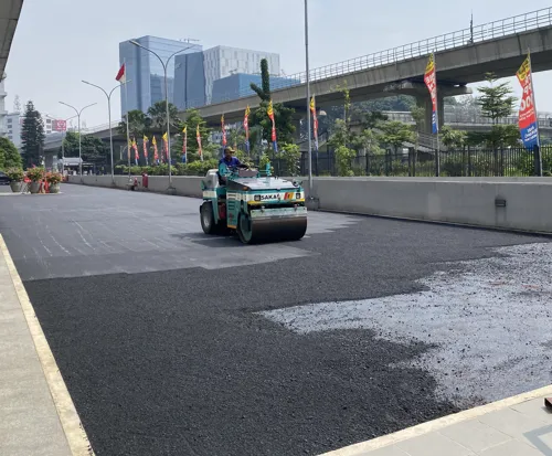 Detail material aspal terbuat dari agregat dan cairan hitam bitumen