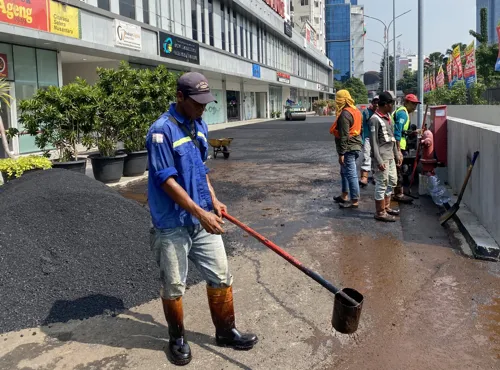 Aspal jalan terbuat dari kombinasi bitumen, pasir, dan batu split
