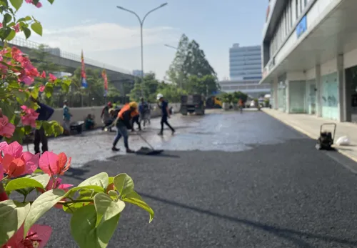 Tampilan bahan utama aspal terbuat dari campuran batu dan hasil olahan minyak bumi