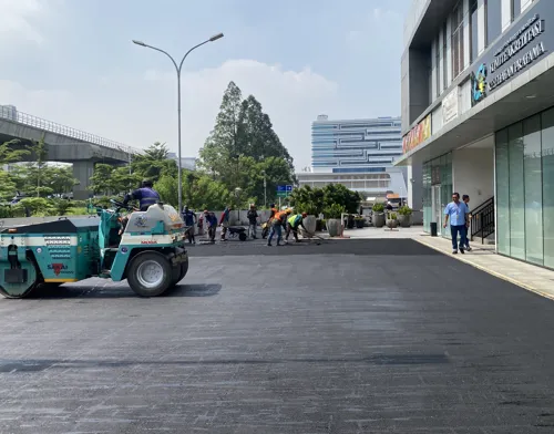 Komposisi aspal terbuat dari bitumen dan material agregat untuk konstruksi jalan