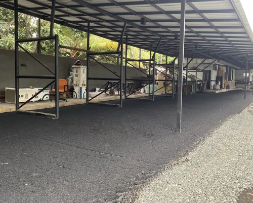 hasil akhir pengaspalan aspal curah pada jalan dengan tekstur halus dan rapi