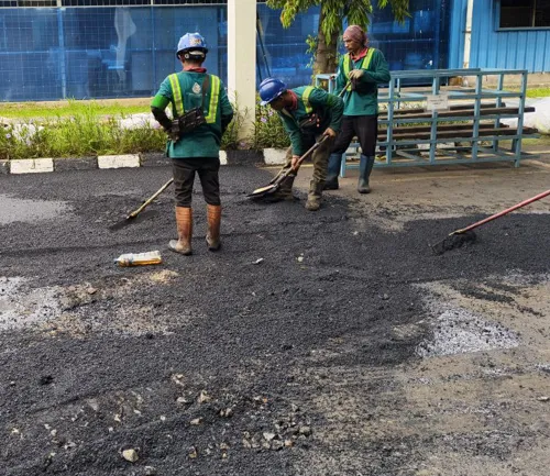 proses pengerjaan jasa perbaikan jalan hotmix berkualitas