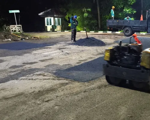 aktivitas pengaspalan oleh jasa perbaikan jalan profesional
