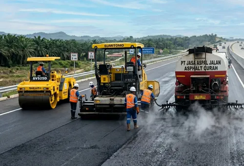 permukaan jalan hitam mulus dari aspal curah hasil kerja alat berat konstruksi