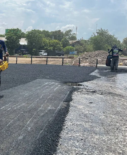 proses aplikasi aspal emulsi di permukaan jalan