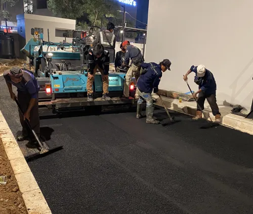 Hasil akhir pengaspalan jalan dengan lapisan aspal yang padat dan kuat