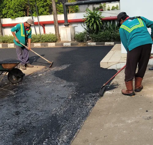 campuran asbuton dengan agregat di proyek jalan