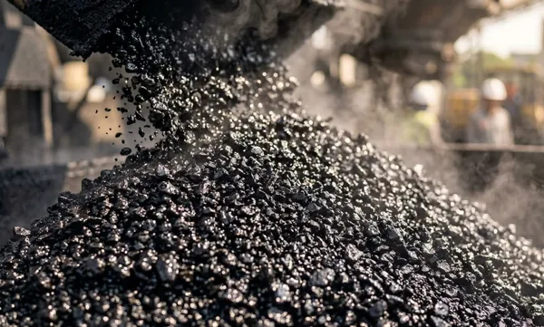Proses produksi aspal hotmix di Pabrik Aspal Tangerang menggunakan mesin AMP modern untuk menjaga kualitas campuran.
