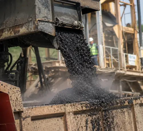 Tumpukan material agregat di area Asphalt Mixing Plant Serang